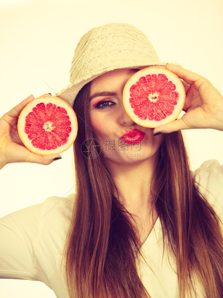 女有吸引力的长头发女多彩的双眼化妆将两半的葡萄果柑橘水握在手中健康饮食品暑假欢乐概念刻画形象女将两半的葡萄果柑橘水握在手中图片