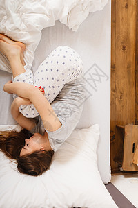 睡在床上迷人的女士改变睡眠姿势图片