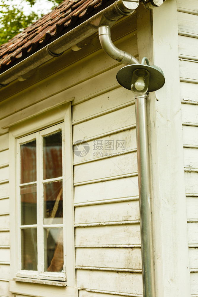 旧文物木概念轻小屋上的旧白窗木小屋上的旧窗图片