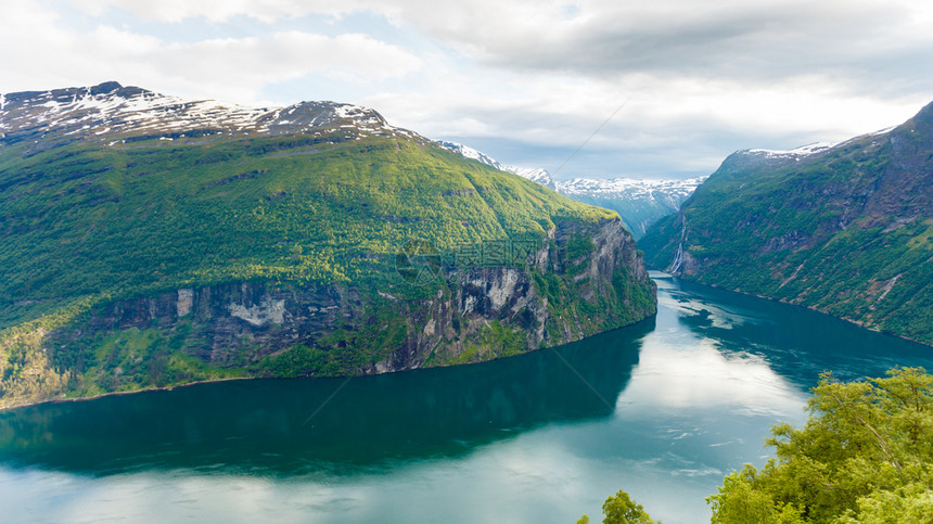 挪威斯堪的纳维亚从Flydalsjuvet的角度看Geirangerfjorden的美丽景象从Flydasjuvet的角度看挪威图片