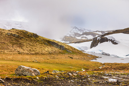 奥兰斯韦根挪威夏季寒冷的雨天景色山脉观挪威奥尔兰和勒达之间的远足地区背景
