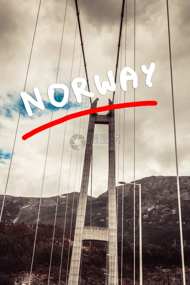 挪威的吊桥从汽车上查看挪威的基础设施图片