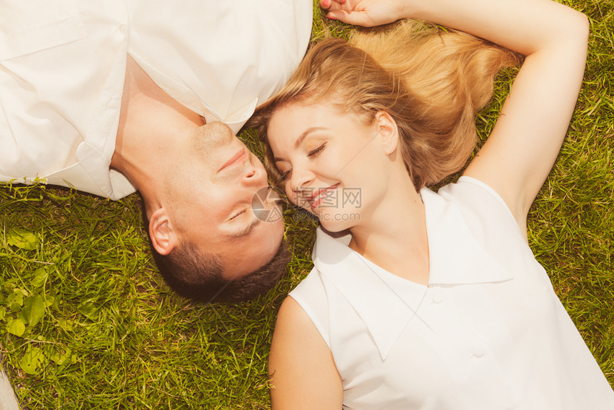 男人和女都躺在草地上一起享受浪漫时光男人和女一起躺在草地上图片