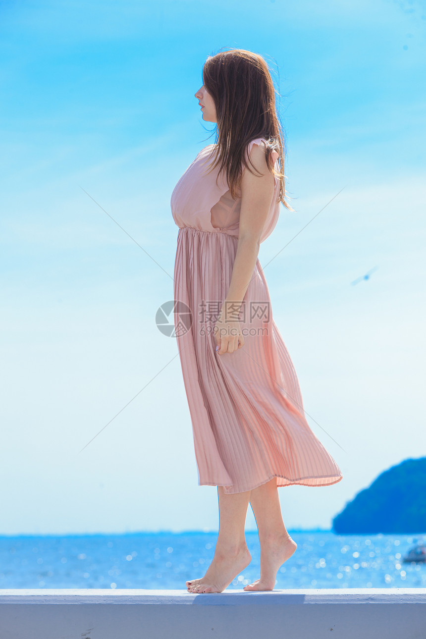 时装和趋势概念穿着长裙站立和赤脚的妇女图片