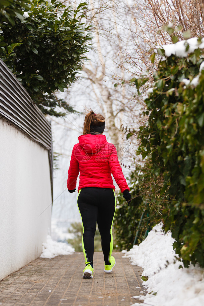 参加户外体育锻炼运动装饰思想冬季在户外参加热身运动训练的妇女冬季穿运动服的妇女图片