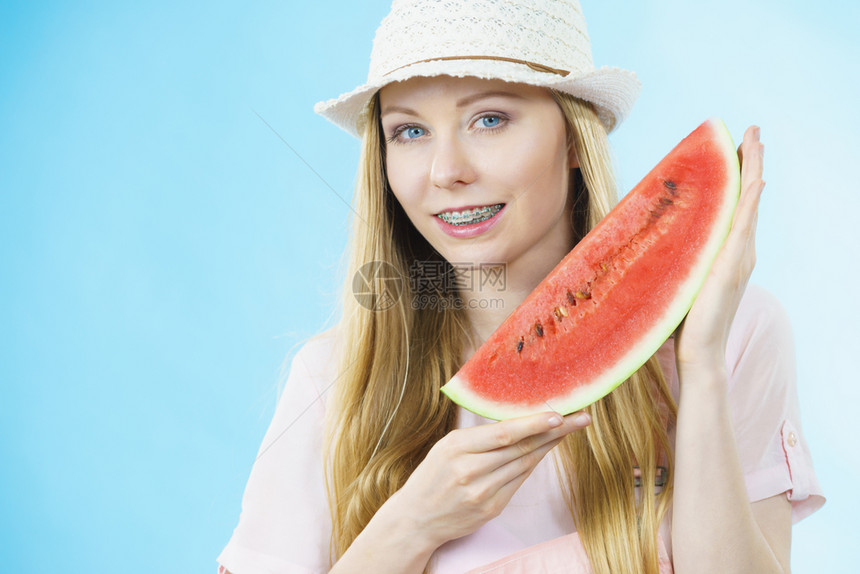 快乐的十几岁女孩准备过暑假戴着太阳帽拿甜果子红色多汁西瓜蓝女人拿着西瓜水果图片