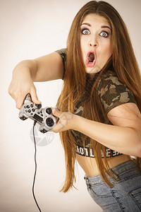 青年成女子在视频控制台玩游戏平,概念。图片