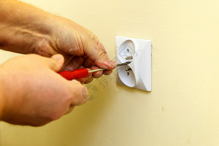 个人调整移除电源插座修补安装电力服务概念人去除电源插座图片