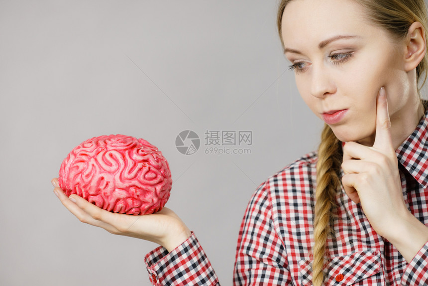 女思考和持有假大脑图片