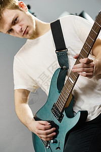 青少年玩电子吉他独立摇滚音乐器概念玩电吉他的人图片