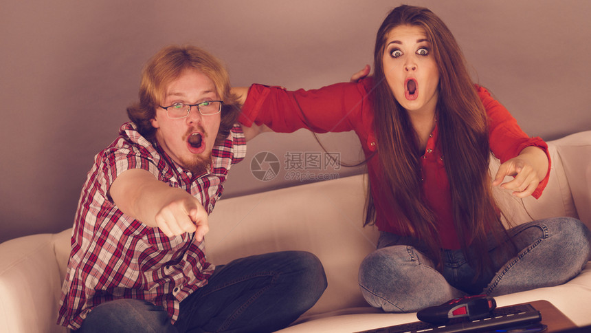 疯狂的夫妇一起玩电子游戏问题相互争斗夫妇玩游戏图片