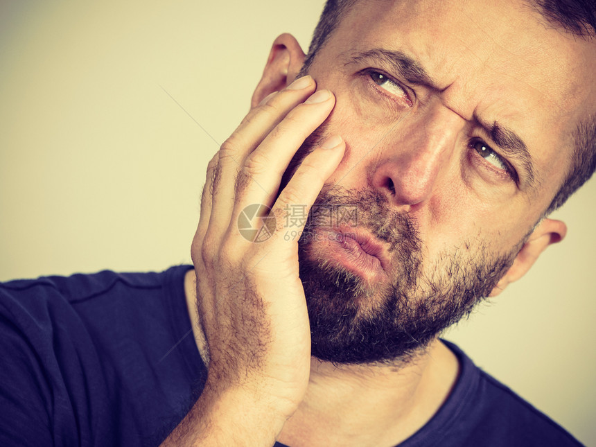 患有牙痛的成年男子长相牙痛科问题健康的概念图片