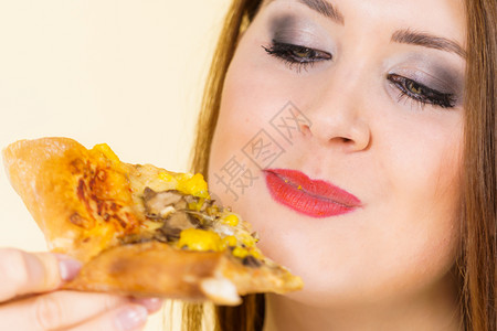女孩吃热新鲜披萨片美味快餐人们意大利菜概念女吃热披萨片图片