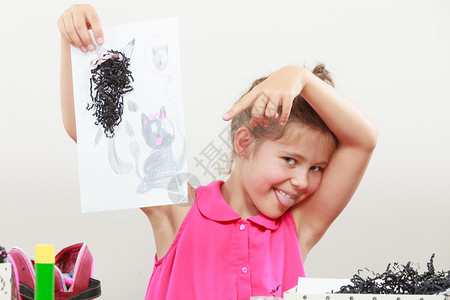 小女孩在教室里画小学的时候有创意背景图片