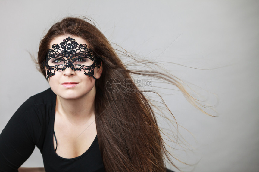 穿着黑色眼罩的神秘女人戴着黑色眼罩的眼罩图片