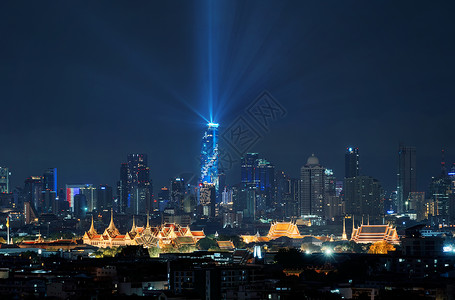 马哈纳洪Mahanakhon灯光照亮了翡翠佛寺大宫殿WatPho和摩天大楼曼谷市在泰国中心区晚上佛教寺庙背景