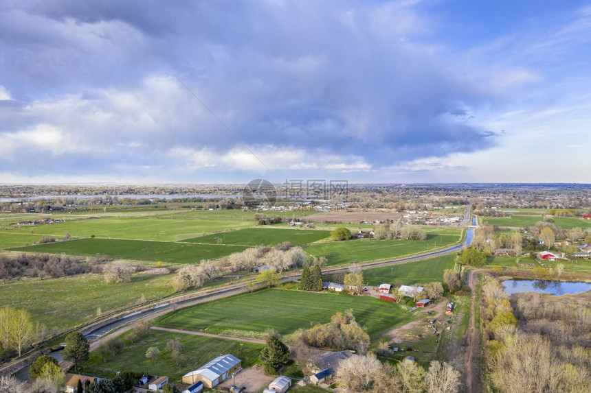 FortCollins附近的科罗拉多山丘春初空中观测图片