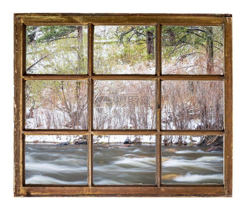 春初的山河透过古老的树枝窗所见图片