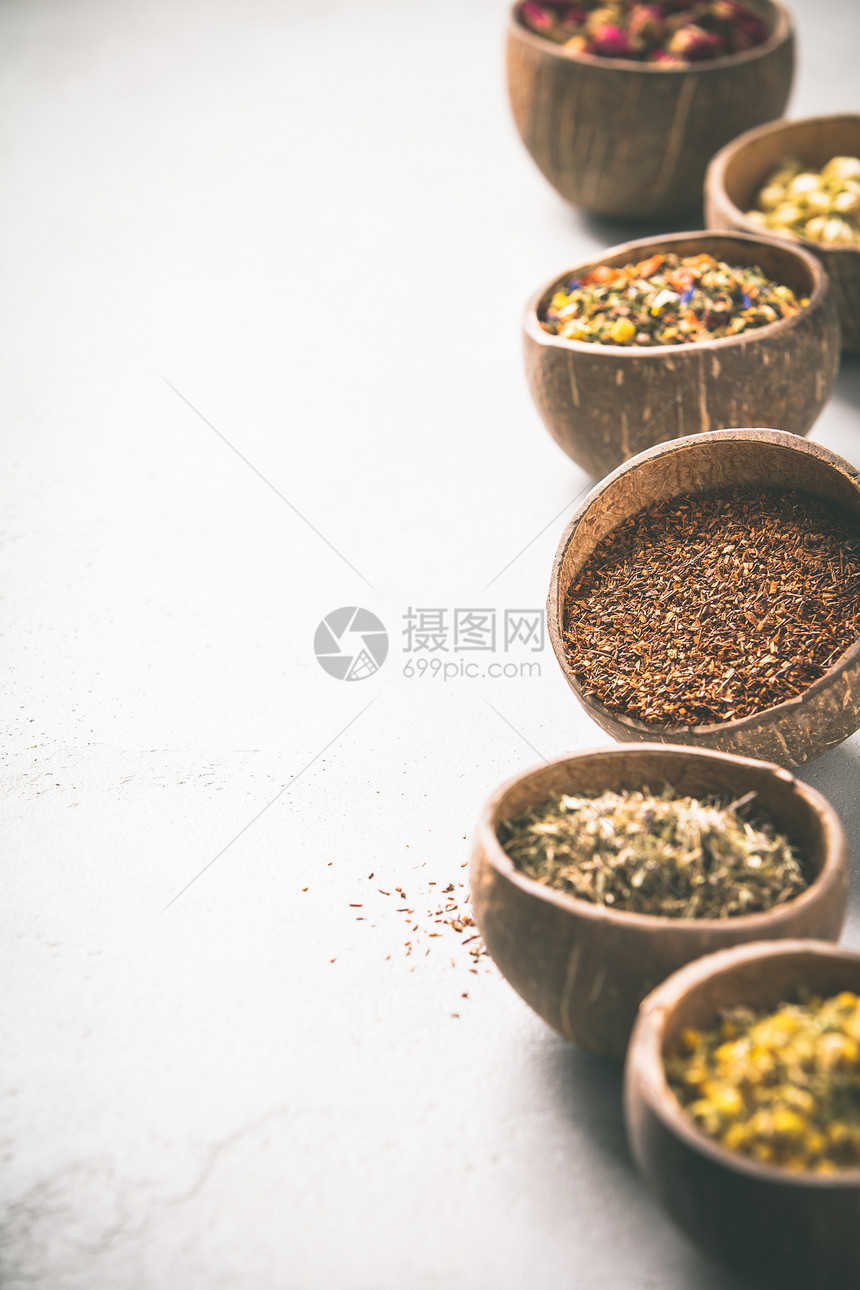 椰子碗中的干茶组装图片