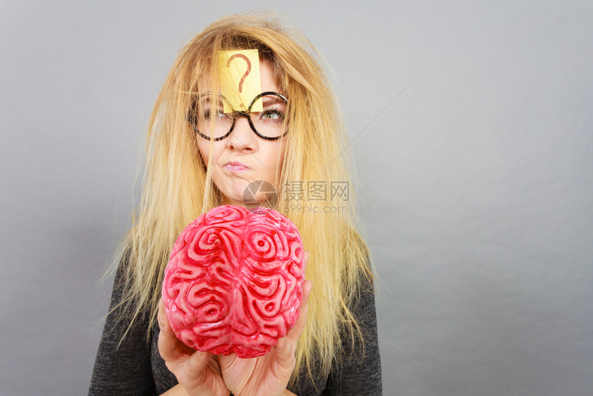 带着大脑的奇怪金发女人想着点子图片