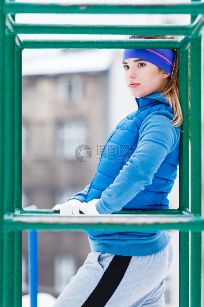妇女在冬季外面锻炼后穿着温暖运动服放松妇女在锻炼后穿着温暖运动服放松图片