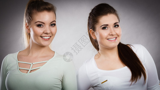 友谊人际关系概念两个快乐的女朋友笑着穿白色的上衣快乐女朋友图片