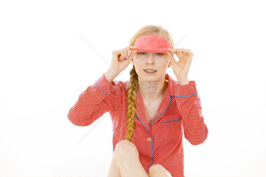 穿着粉红眼带和睡衣的妇女快乐图片
