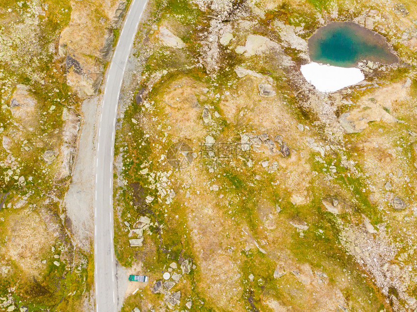 挪威山地景观旅游景点路线Sognefjellet空中观视挪威路边山区野马车图片