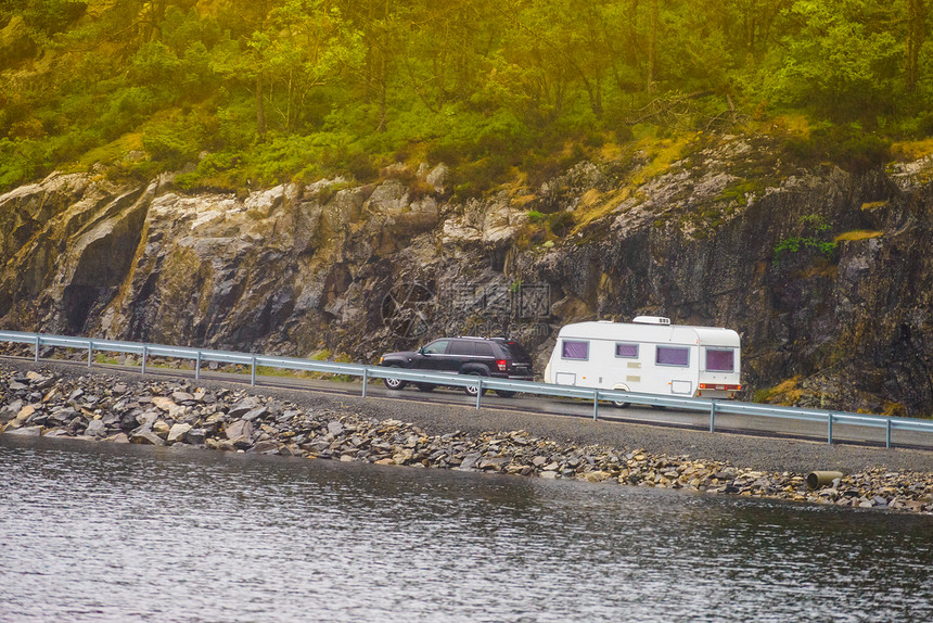 河堤边公路上的露营房车图片