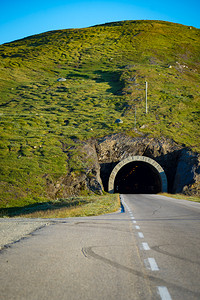 维卡夫杰莱特在挪威西部斯托尔海门山区VinjeVikeVikeVikeVik的VikeVik之间有穿越Vikafjellet的隧道公路挪威基背景