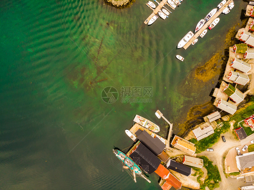 北挪威洛福滕岛的里纳村海湾岸旅行目的地挪威里纳村的海湾岸顶端风景图片