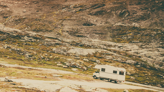 挪威山区度假的野营房车图片