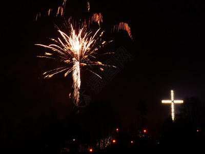 天空烟花爆炸在波兰格丁尼亚市庆祝新年节日之夜有色烟花图片