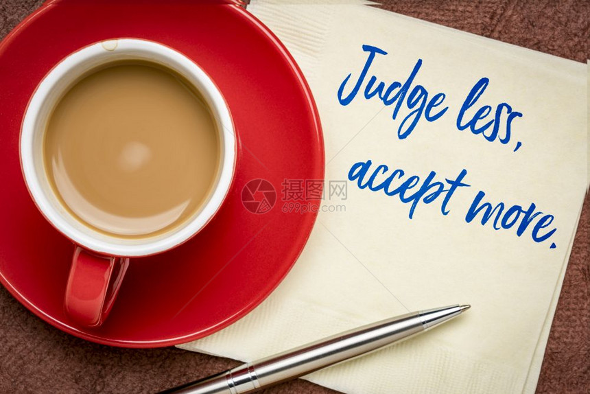 少点法官接受更多鼓舞人心的笔迹在餐巾纸上加一杯咖啡图片