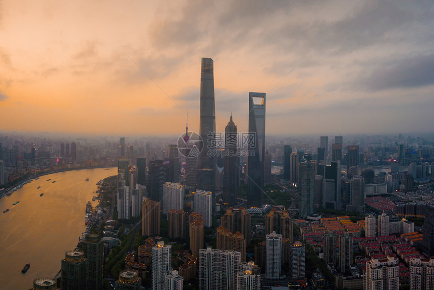 黄浦河上海市的摩天大楼和高办公的空中景象日落时金融区和亚洲智能城市的商业中心图片