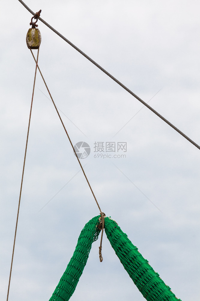 游艇上的许多绳子和渔网游艇物体概念许多绳子和渔网图片