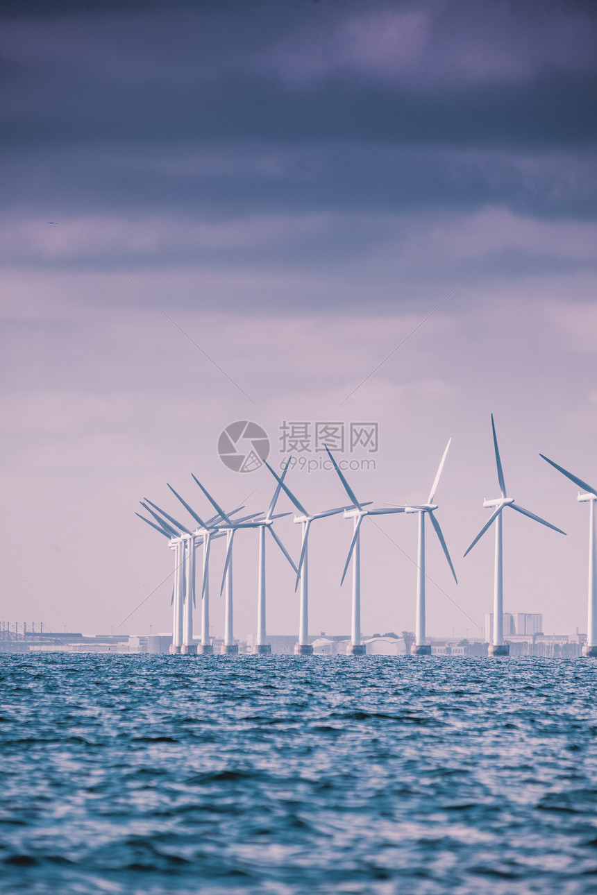 垂直轴风力涡轮机发电站用于在丹麦附近的沿海黄岸可持续和替代能源生产态电力丹麦波罗的海风力涡轮机农场图片