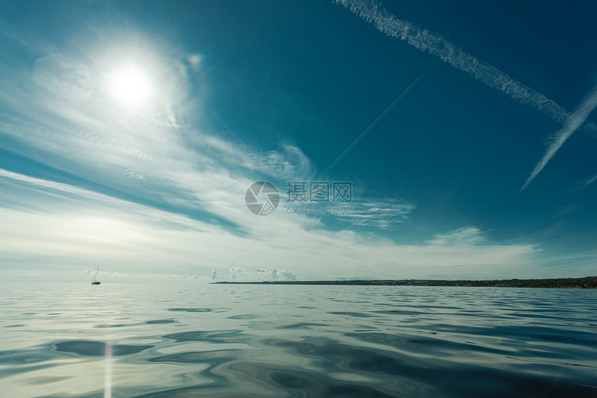 美丽的海景平面岸线和天空宁静的景象自然构成景观海平面和天空图片