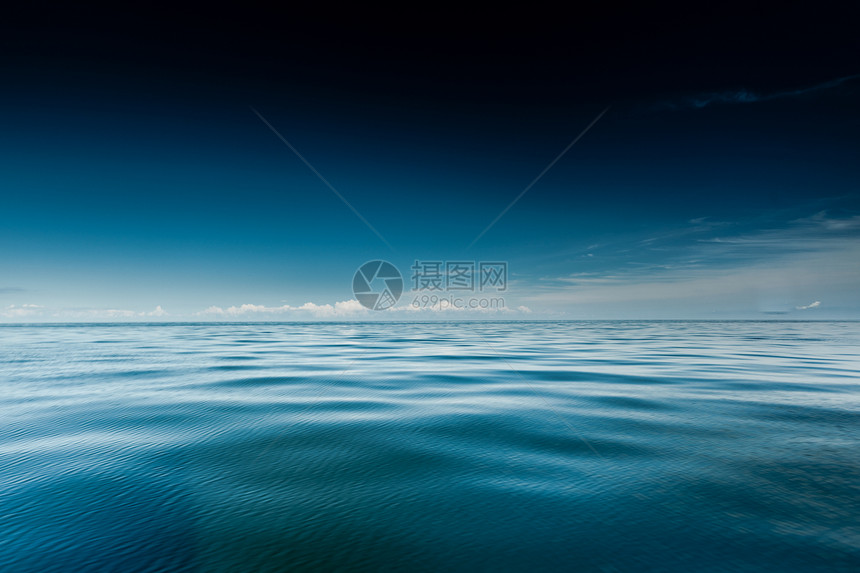 美丽的海景夜晚平面和天空静的景象自然构成风景海夜晚平面和天空图片