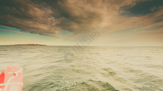 游水探险艇海景平静水阳光天气云繁多的天空图片