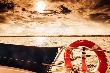 游水探险艇的海景接近生命平静的水阳光明媚天气云彩繁多的天空阳光明媚的天气背景图片