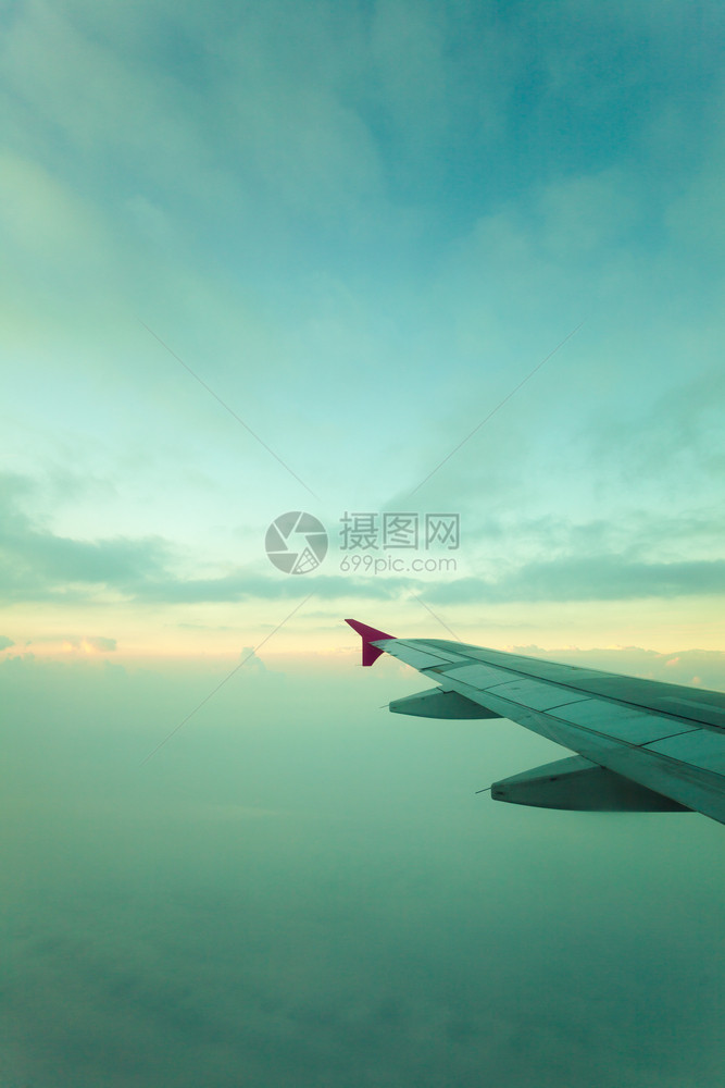 从空中的飞机窗口看到云和机翼图片