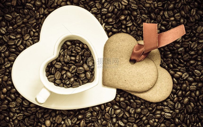 咖啡时间概念心形杯盘和咖啡豆背景的饼干姜图片