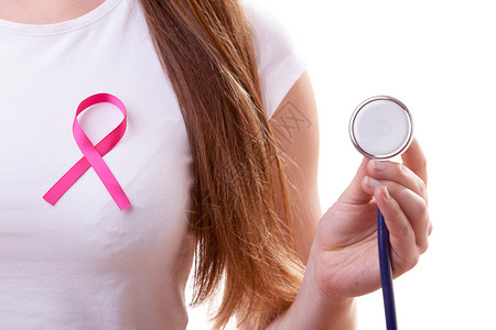 粉红色丝带经典粉红色丝带妇女为健康而斗争乳腺癌肿瘤概念粉色丝带和蓝听诊器在女胸前闭合粉色丝带和听诊器在女胸前背景