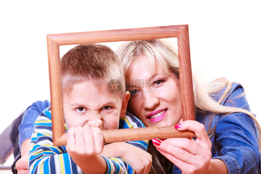母亲和儿子玩得开心空的图片框紧握着母亲和儿子玩空的框图片