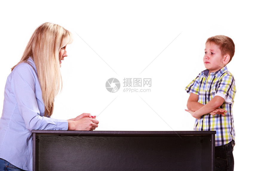 母亲和儿子坐在桌前争论解决问题母亲和儿子在桌前交谈和争论图片
