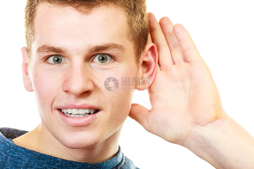 Gossip. 青年男子手握听耳朵,在白色背景上孤立监听图片