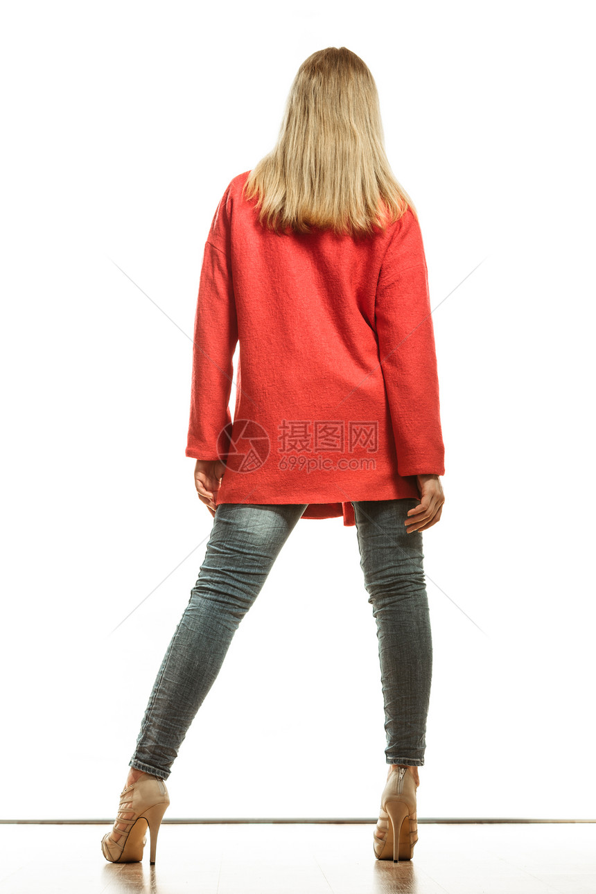 时装全身金发时装女郎穿着鲜红大衣白色背景孤立的女模特后视镜图片