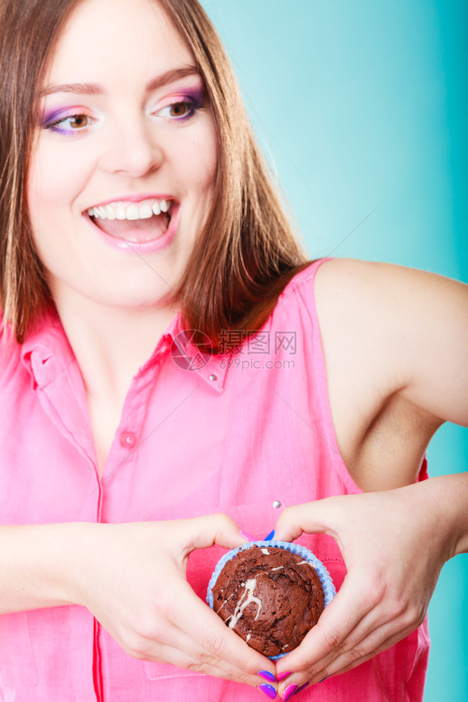 甜食糖让我们快乐微笑的女人手握着巧克力松饼手握着巧克力松饼图片