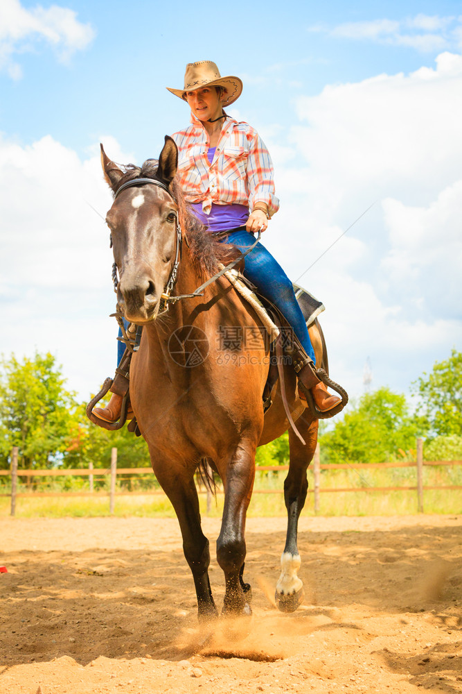 牛仔女孩在乡间草地骑马外面阳光明媚牛仔女孩在乡间草地骑马图片